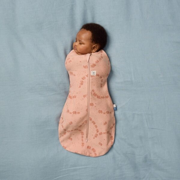 Saculet Swaddle Cocoon infasat Bebe Bumbac 0-3 luni - 1.0 Tog Parada Elefanti ErgoPouch - imagine 4