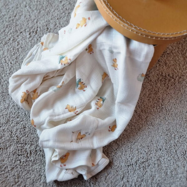 Muselina Swaddle bambus 120x120 cm - Lucky Ducky - imagine 3
